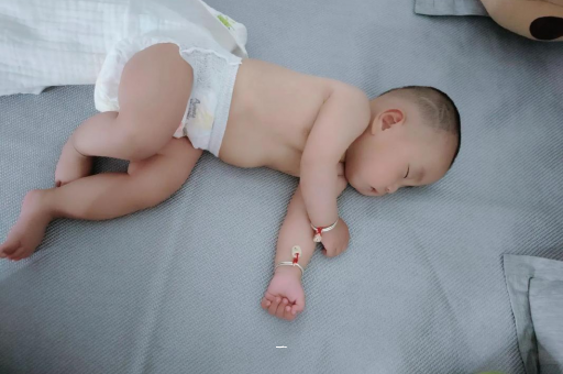 进贤宝宝胳膊上起红疙瘩